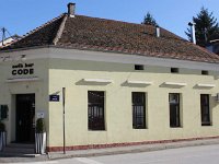 Ulica Artura Turkulina 14 Kuća je sagrađena krajem 19. stoljeća u duhu historicizma i neoklasicizma. Tijekom vremena pročelje je izgubilo svoj izvorni izgled  Kuća je sagrađena krajem 19. stoljeća u duhu historicizma i neoklasicizma. Tijekom vremena pročelje je izgubilo svoj izvorni izgled. U prvoj polovici 20. stoljeća u zgradi se nalazila poznata mesnica Leonarda Kazde, a potom gostionica. Ugostiteljska namjena objekta zadržala se do danas. Vlasnik objekta od 1965. godine bio je Mirko Momčilović, sve do svoje smrti 2020. godine. U razdoblju od 1965. do 1991. godine snack bar i restoran koji su djelovali u sklopu ovog ugostiteljskog objekta bili su vrlo poznati i iznimno posjećeni. Tijekom tog razdoblja vlasnik je kontinuirano nastojao očuvati autentičnost objekta.